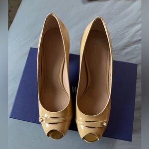 New in Box Stuart Weitzman Tan Patent Peep Toe Heels Size 8.5